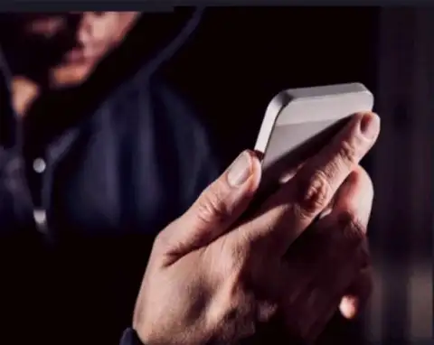 ИнкомеСтокЭксчэндж применяет телефон как способ связи со своими жертвами